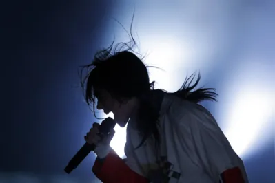 Billie Eilish atraiu uma multidão de fãs no Lollapalooza, superando o público de Miley Cyrus no ano passado