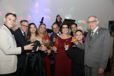 O brinde e  a felicidade do casal com filhos, netos e genros, Carlos H, Rafaela, Arthur, Marltheus e Manuell, Jaqueline e Daniel
