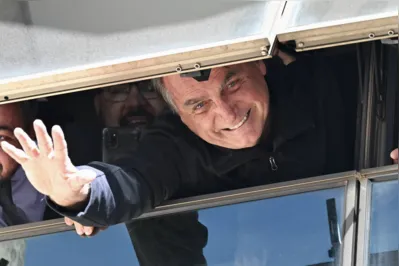 O ex-presidente Jair Bolsonaro chegou ao Brasil na manhã desta quinta-feira (30)