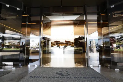 Mesmo após a redução da taxa básica na reunião do Copom (Comitê de Política Monetária) do Banco Central desta quinta-feira (2), o Brasil segue liderando ranking de juros