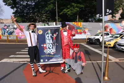 CLAC: No semáforo, o tempo é curto, mas suficiente para arrancar um sorriso de quem está passando