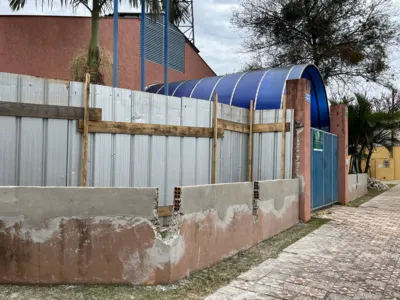 Com as melhorias, as escolas e creches receberão muro e grade até alcançar a altura de 2,40 metros, além da instalação das cercas elétricas.
