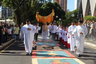 Imagem ilustrativa da imagem Celebração de Corpus Christi reúne milhares de fiéis em Londrina
