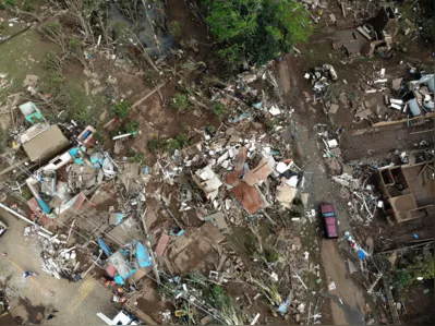 Imagem ilustrativa da imagem 'Cenário de guerra', diz ministro sobre ciclone que devastou o RS