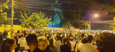 Imagem ilustrativa da imagem Centenas de pessoas se reúnem em frente a colégio de Cambé para pedir paz