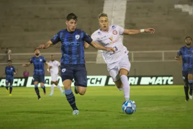 Imagem ilustrativa da imagem Com bom segundo tempo, LEC vence a primeira fora e ensaia embalo