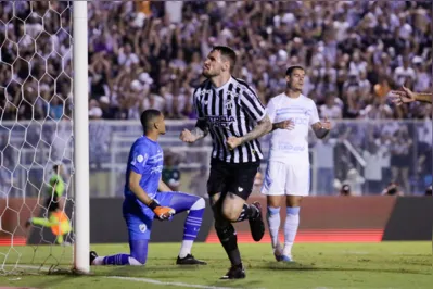 CE - FORTALEZA - 06/09/2023 - BRASILEIRO B 2023, CEARA X LONDRINA - Tiago Pagnussat jogador do Ceara comemora seu gol durante partida contra o Londrina no estadio Presidente Vargas pelo campeonato Brasileiro B 2023. (Foto: Lucas Emanuel/AGIF/Folhapress)