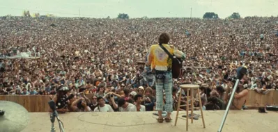John Sebastian do Lovin Spoonfull encara a massa do Festival de Woodstock, evento síntese da Contracultura