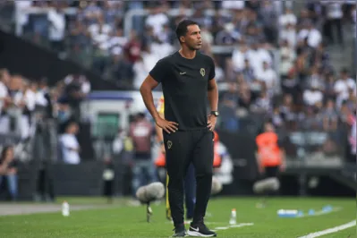 SÃƒO PAULO-SP,  - 16.04.2023 - Campeonato Brasileiro 2023 - Corinthians vs Cruzeiro - TÃ©cnico Fernando Lazaro do Corinthians,durante a partida entre Corinthians e Cruzeiro, pela 1Âª rodada do Campeonato Brasileiro SÃ©rie A 2023 na Arena Corinthians, neste domingo 16. (Foto: Wanderson Oliveira/DiaEsportivo/Folhapress)
