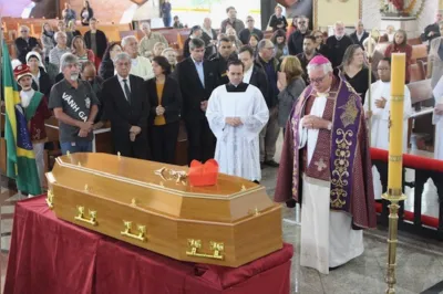 Dom Geremias Steinmetz faz a primeira celebração do funeral de dom Geraldo