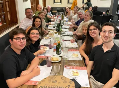 A família reunida com os aniversariantes: Ana Sapia, Antônio Sapia Jr, Vera Sapia, 

Laura Sapia, Bibiana Sapia, Bruno Pedalino, os primos Alfredo Canezin, Lucia Canezin e Encarnacion Canezin, irmã da saudosa Sonia Sapia, os sobrinhos João e Mali e Dona Zilmar, mãe da Luciana.