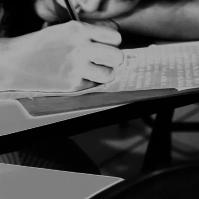 Na oficina realizada na Cadeia Pública Feminina foi produzido um grande volume de textos que  deram origem ao livro