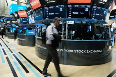 NEW YORK, NEW YORK - JULY 26: Traders work on the floor of the New York Stock Exchange (NYSE) on July 26, 2023 in New York City. The Dow rose again despite the Federal Reserve raising its key interest rate by a quarter point Wednesday as the American economy continues to show signs of strength.   Spencer Platt/Getty Images/AFP (Photo by SPENCER PLATT / GETTY IMAGES NORTH AMERICA / Getty Images via AFP)
