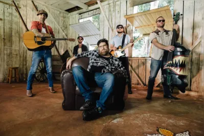 A banda londrinense Farol Negro acaba de lançar o single "De volta sem distrair"