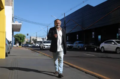 “Esta terra vermelha deixa marcas inesquecíveis”, confessa Ari Cândido Fernandes, ao caminhar pela rua Brasil onde passou sua infância em Londrina