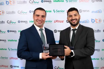 Fernando Henrique Silva Cruz e Vitor Rodrigo Pereira receberam a premiação em nome da Vectra, em São Paulo