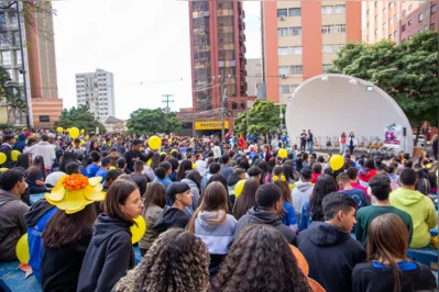 Manisfestação  contra o abuso de crianças e adolescentes levou milhares de alunos às ruas de Londrina no dia 20 de maio
