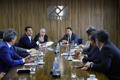 O governador Ratinho Junior se reuniu nesta quarta-feira (9), em Brasília, com a diretoria da Infraero para discutir uma parceria que busca modernizar os aeroportos regionais do Paraná