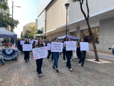 Com os cartazes em mãos e reunidos, os estudantes e os docentes iniciaram uma caminhada por todo o Calçadão