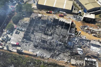 O impacto da explosão, que causou estrondo e muita fumaça, destruiu a metalúrgica