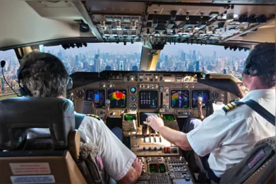 O salário de um piloto no Brasil começa em cerca de US$ 2 mil, no exterior esse valor pode subir para US$ 8 mil