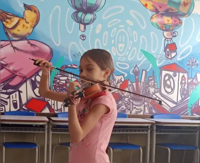 Catarina Suksom Maia, 10 anos, veio do Rio de Janeiro para o festival de Londrina e vai tocar um solo no concerto de encerramento no domingo (16)
