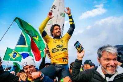 Imagem ilustrativa da imagem Filipe Toledo garante vaga olímpica e é 1º surfista brasileiro em Paris
