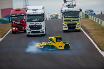 O primeiro carro pronto da Truck Júnior participou do desfile dos pilotos da 3ª etapa da Fórmula Truck, em Cascavel, no mês passado