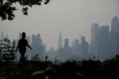 Névoa causada pelos incêndios no Canadá encobre a ilha de Manhattan, em NY, voos estão sendo cancelados nos EUA