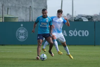 Um dos reforços para a Série B, o zagueiro Guilherme Lacerda tem sido mantido no time titular pelo técnico Alexandre Gallo; Coxa levou a melhor no jogo-treino realizado no CT alviverde (3 a 0)