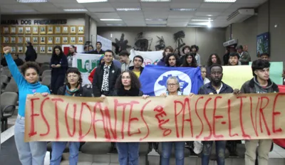 Estudantes protestaram nesta segunda-feira (19) na Câmara de Fox do Iguaçu. Eles reclamam da demora para tramitação de projeto de lei que concede tarifa zero