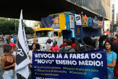 Protesto feito por estudantes  e professores de São Paulo contra o novo ensino médio