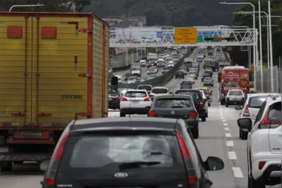 Transito de veiculos para viagens de fim de ano na Ponte Rio-Niterói.