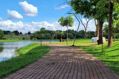 O Parque Urbano Mário Casanova conta com pista de caminhada, áreas de jardim, passeios, um lago e iluminação pública, em uma área de 57.854,72 metros quadrados.