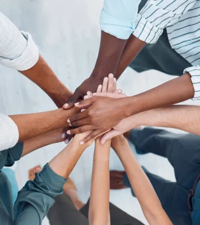 Criar um ambiente inclusivo pode também oferecer treinamento, mentoria e orientação de carreira