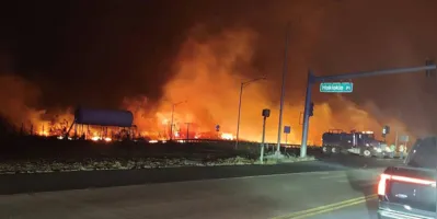 As fortes rajadas de ventos, que chegam a 130 km/h, espalhavam as chamas e dificultavam o trabalho dos bombeiros
