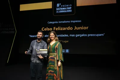 Celso Felizardo recebe prêmio da gerente executiva de Marketing e Cultura do Sistema Fiep, Ana Adad