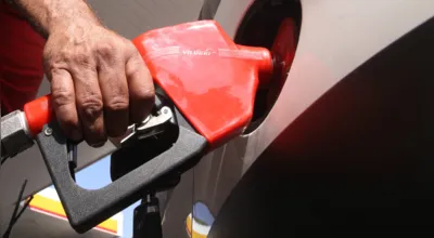 Antes da mudança no cálculo do imposto, o litro do gasolina nos postos era vendido por cerca de R$ 5