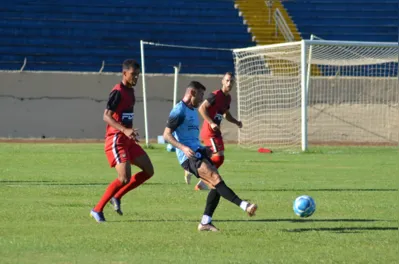 Paulinho Moccelin participou normalmente do jogo-treino desta sexta, contra o Apucarana Sports, no Café