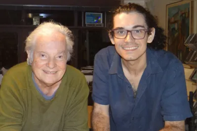 Francis Hime com André Simões, autor do livro que mostra a completude da carreira musical de um dos maiores compositores do país