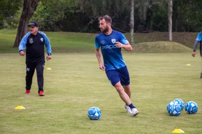 Diego Jardel comanda o meio-campo do LEC contra o Ceará: Tubarão não vence três jogos seguidos na série B desde 2018