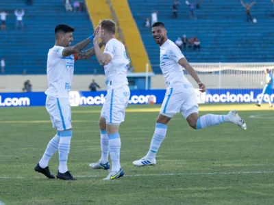 Moisés comemora com João Paulo e Patrick o gol da vitória do Londrina no estádio do Café