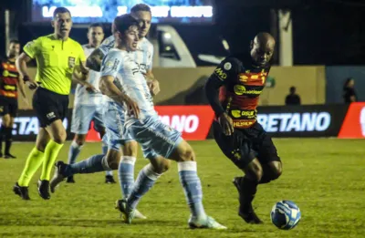 LONDRINA,PR,04.06.2023:LONDRINA-SPORT-CAMPEONATO-BRASILEIRO-SÉRIE-B - Lance durante partida entre Londrina e Sport, válido pelo Campeonato Brasileiro Série B, realizado na cidade de Londrina, PR, neste domingo, 04. (Foto: Filipe Barbosa/Futura Press/Folhapress)
