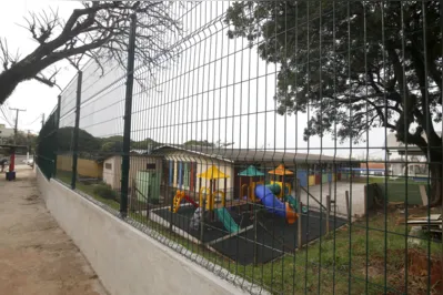 Duas escolas, a Moacir Teixeira e a João XXIII (foto), têm recebido gradis no entorno