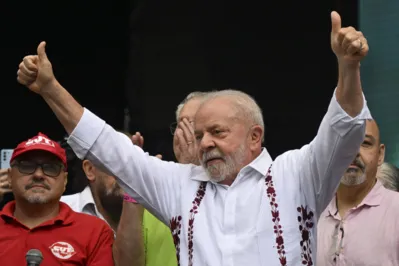 Lula disse que está começando a fazer mudanças na economia: "Vocês me deram quatro anos e eu só tenho quatro meses de mandato"