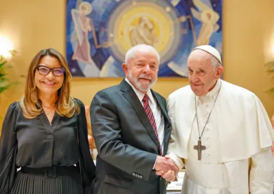 O presidente Lula e a primeira-dama Janja encontraram-se com o papa no Vaticano