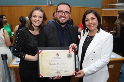 A Secretária da Educação, Maria Tereza Paschoal de Moraes, o presidente do CMEL, João Marcos Machuca de Lima, e a vereadora profa. Flávia Cabral