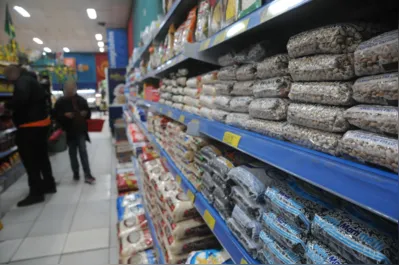 A safra agrícola recorde próxima de 300 milhões de toneladas no ano deve contribuir para diminuir a pressão dos preços dos alimentos