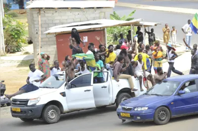 Moradores de Libreville contrários ao governo Bongo foram às ruas comemorar o golpe