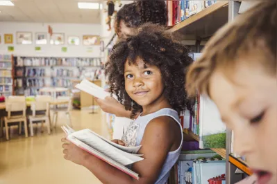 A iniciativa busca o fortalecimento da valorização da prática da leitura, em contextos urbanos e rurais.